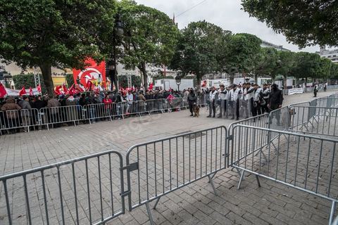 14 janvier 2014 : très forte présence policière pour éviter tout affrontement, le dispostif de la police est impressionnnant sur l'avenue Habib Bourguiba à Tunis quelques milliers de tunisiens sont venus se rassembler pour commémorer le troisième anniversaire du départ de l'ancien Président Ben Ali, aboutissement des mouvements de révoltes en région démarrés le 17 décmbre 2010. Tous les genres politiques se croisent et se chamaillent l'avenue, d'un côté les islamistes avec Ennahdha, les ligues et même un nouveau mouvement islamiste anachiste, de l'autre la gauche et l'opposition commémorant à la fois le départ des anciens et la mémoire des martyrs de la révolution et des martyrs politiques. 