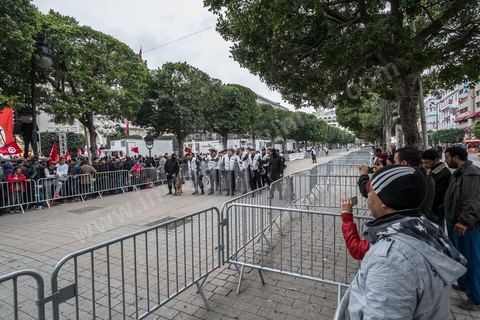 14 janvier 2014 : très forte présence policière pour éviter tout affrontement, le dispostif de la police est impressionnnant sur l'avenue Habib Bourguiba à Tunis quelques milliers de tunisiens sont venus se rassembler pour commémorer le troisième anniversaire du départ de l'ancien Président Ben Ali, aboutissement des mouvements de révoltes en région démarrés le 17 décmbre 2010. Tous les genres politiques se croisent et se chamaillent l'avenue, d'un côté les islamistes avec Ennahdha, les ligues et même un nouveau mouvement islamiste anachiste, de l'autre la gauche et l'opposition commémorant à la fois le départ des anciens et la mémoire des martyrs de la révolution et des martyrs politiques. 