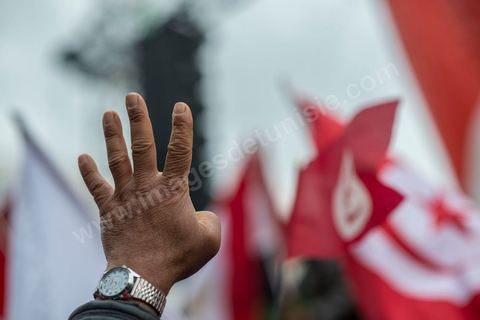 14 janvier 2014 : Militants d'Ennahdha, sur l'avenue Habib Bourguiba à Tunis quelques milliers de tunisiens sont venus se rassembler pour commémorer le troisième anniversaire du départ de l'ancien Président Ben Ali, aboutissement des mouvements de révoltes en région démarrés le 17 décmbre 2010. Tous les genres politiques se croisent et se chamaillent l'avenue, d'un côté les islamistes avec Ennahdha, les ligues et même un nouveau mouvement islamiste anachiste, de l'autre la gauche et l'opposition commémorant à la fois le départ des anciens et la mémoire des martyrs de la révolution et des martyrs politiques. 