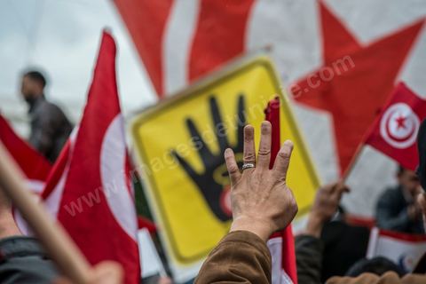 14 janvier 2014 : Militants d'Ennahdha, sur l'avenue Habib Bourguiba à Tunis quelques milliers de tunisiens sont venus se rassembler pour commémorer le troisième anniversaire du départ de l'ancien Président Ben Ali, aboutissement des mouvements de révoltes en région démarrés le 17 décmbre 2010. Tous les genres politiques se croisent et se chamaillent l'avenue, d'un côté les islamistes avec Ennahdha, les ligues et même un nouveau mouvement islamiste anachiste, de l'autre la gauche et l'opposition commémorant à la fois le départ des anciens et la mémoire des martyrs de la révolution et des martyrs politiques. 
