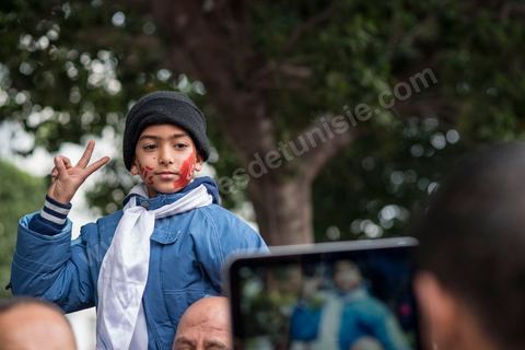 14 janvier 2014 : Militants d'Ennahdha, sur l'avenue Habib Bourguiba à Tunis quelques milliers de tunisiens sont venus se rassembler pour commémorer le troisième anniversaire du départ de l'ancien Président Ben Ali, aboutissement des mouvements de révoltes en région démarrés le 17 décmbre 2010. Tous les genres politiques se croisent et se chamaillent l'avenue, d'un côté les islamistes avec Ennahdha, les ligues et même un nouveau mouvement islamiste anachiste, de l'autre la gauche et l'opposition commémorant à la fois le départ des anciens et la mémoire des martyrs de la révolution et des martyrs politiques. 