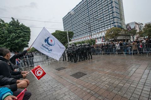 14 janvier 2014 : très forte présence policière pour éviter tout affrontement, le dispostif de la police est impressionnnant sur l'avenue Habib Bourguiba à Tunis quelques milliers de tunisiens sont venus se rassembler pour commémorer le troisième anniversaire du départ de l'ancien Président Ben Ali, aboutissement des mouvements de révoltes en région démarrés le 17 décmbre 2010. Tous les genres politiques se croisent et se chamaillent l'avenue, d'un côté les islamistes avec Ennahdha, les ligues et même un nouveau mouvement islamiste anachiste, de l'autre la gauche et l'opposition commémorant à la fois le départ des anciens et la mémoire des martyrs de la révolution et des martyrs politiques. 