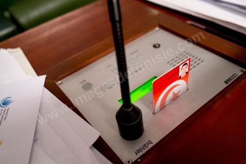16 janvier 2014 : pupitre de vote du député Iyed Dahmani dans l'hémicycle de l'assamblée Nationale constituante, chaque député dispose d'une carte électronique qui lui permet de voter.