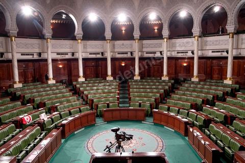 16 janvier 2014 : l'assemblée vide, après deux jours de longue tractation en réunions de consensus et réunion de présidents de groupe au sein de l'Assemblée Nationale Constituante, un nouvel amendement de l’article 103 a été proposé jeudi 16 janvier 2014 à 16h20 et propose un consensus qui devrait satisfaire tout le monde. l’amendement stipule que « les magistrats sont nommés par décret présidentiel sur la base d’un avis conforme du Haut conseil de la magistrature. Les hauts magistrats sont nommés par décret présidentiel, après concertation avec le chef du gouvernement sur la base de candidatures exclusives proposées par le haut conseil de magistrature. La loi décrétera quels sont les hautes fonctions. »