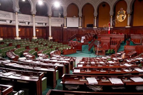 16 janvier 2014 : l'assemblée vide, après deux jours de longue tractation en réunions de consensus et réunion de présidents de groupe au sein de l'Assemblée Nationale Constituante, un nouvel amendement de l’article 103 a été proposé jeudi 16 janvier 2014 à 16h20 et propose un consensus qui devrait satisfaire tout le monde. l’amendement stipule que « les magistrats sont nommés par décret présidentiel sur la base d’un avis conforme du Haut conseil de la magistrature. Les hauts magistrats sont nommés par décret présidentiel, après concertation avec le chef du gouvernement sur la base de candidatures exclusives proposées par le haut conseil de magistrature. La loi décrétera quels sont les hautes fonctions. »