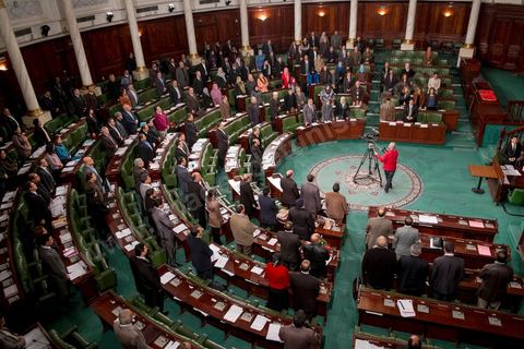 14 janvier 2014 : les députés entonnent l'hymne national  à l'assemblée nationale constituante, les députés continuent l'examen et les votes des articles de la constitution. Jour de l'anniversaire de la Révolution, le président de l'ANC espérait terminer la constitution en ce jour souvenir, malheureusement les débats houleux retardent. 