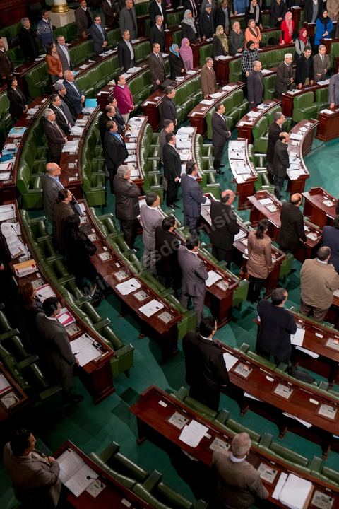 14 janvier 2014 : les députés entonnent l'hymne national  à l'assemblée nationale constituante, les députés continuent l'examen et les votes des articles de la constitution. Jour de l'anniversaire de la Révolution, le président de l'ANC espérait terminer la constitution en ce jour souvenir, malheureusement les débats houleux retardent. 