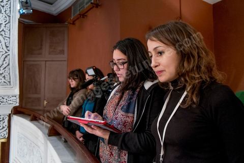14 janvier 2014 : l'équipe de Al Bawsala avec Amira Yahyaoui à l'assemblée nationale constituante, les députés continuent l'examen et les votes des articles de la constitution. Jour de l'anniversaire de la Révolution, le président de l'ANC espérait terminer la constitution en ce jour souvenir, malheureusement les débats houleux retardent. 
