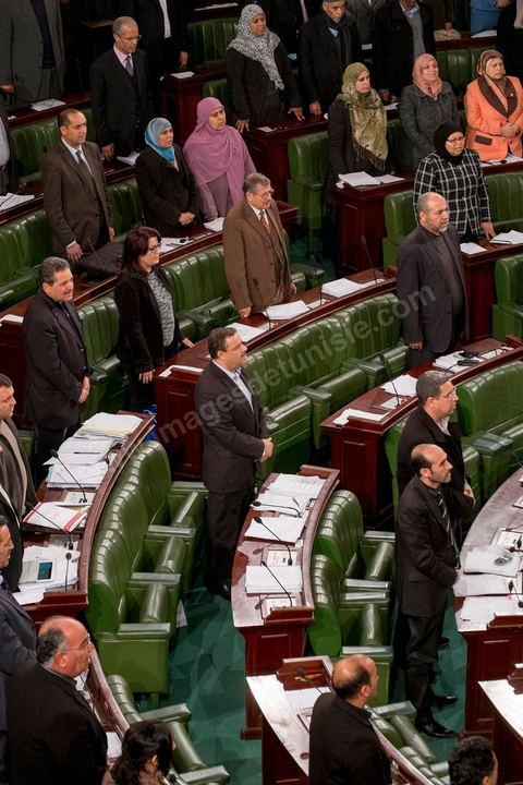 14 janvier 2014 : les députés entonnent l'hymne national  à l'assemblée nationale constituante, les députés continuent l'examen et les votes des articles de la constitution. Jour de l'anniversaire de la Révolution, le président de l'ANC espérait terminer la constitution en ce jour souvenir, malheureusement les débats houleux retardent. 