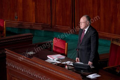 14 janvier 2014 : le président Mustapha Ben Jaafar à l'assemblée nationale constituante, les députés continuent l'examen et les votes des articles de la constitution. Jour de l'anniversaire de la Révolution, le président de l'ANC espérait terminer la constitution en ce jour souvenir, malheureusement les débats houleux retardent. 