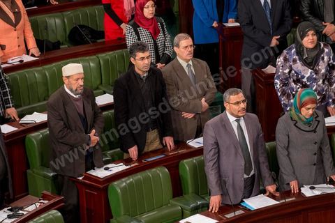14 janvier 2014 : les députés entonnent l'hymne national  à l'assemblée nationale constituante, les députés continuent l'examen et les votes des articles de la constitution. Jour de l'anniversaire de la Révolution, le président de l'ANC espérait terminer la constitution en ce jour souvenir, malheureusement les débats houleux retardent. 
