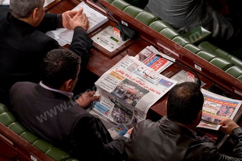 14 janvier 2014 : Revue de presse du matin à l'assemblée nationale constituante, les députés continuent l'examen et les votes des articles de la constitution. Jour de l'anniversaire de la Révolution, le président de l'ANC espérait terminer la constitution en ce jour souvenir, malheureusement les débats houleux retardent. 