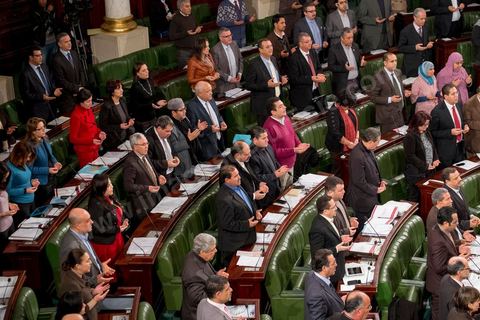 14 janvier 2014 : prière aux martyrs de la révolution à l'assemblée nationale constituante, les députés continuent l'examen et les votes des articles de la constitution. Jour de l'anniversaire de la Révolution, le président de l'ANC espérait terminer la constitution en ce jour souvenir, malheureusement les débats houleux retardent. 