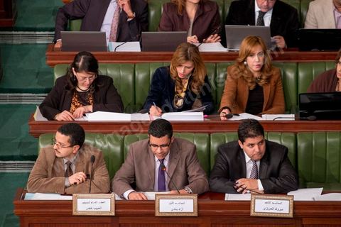 14 janvier 2014 : habib khedher en bas à gauche, rapporteur de la constitution et ses assesseurs à l'assemblée nationale constituante, les députés continuent l'examen et les votes des articles de la constitution. Jour de l'anniversaire de la Révolution, le président de l'ANC espérait terminer la constitution en ce jour souvenir, malheureusement les débats houleux retardent. 