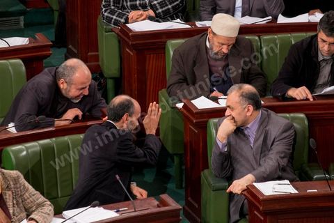 14 janvier 2014 :députés d'Ennahdha, Ameur Laryedh, à l'assemblée nationale constituante, les députés continuent l'examen et les votes des articles de la constitution. Jour de l'anniversaire de la Révolution, le président de l'ANC espérait terminer la constitution en ce jour souvenir, malheureusement les débats houleux retardent. 