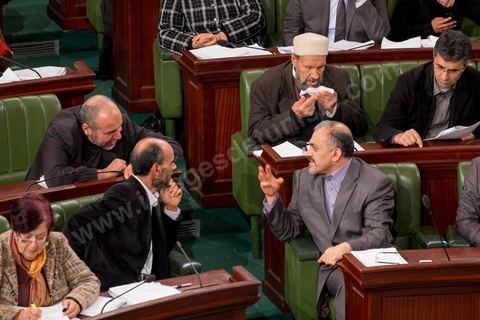 14 janvier 2014 :députés d'Ennahdha, Ameur Laryedh, à l'assemblée nationale constituante, les députés continuent l'examen et les votes des articles de la constitution. Jour de l'anniversaire de la Révolution, le président de l'ANC espérait terminer la constitution en ce jour souvenir, malheureusement les débats houleux retardent. 