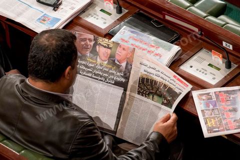 14 janvier 2014 : revue de presse à l'assemblée nationale constituante, les députés continuent l'examen et les votes des articles de la constitution. Jour de l'anniversaire de la Révolution, le président de l'ANC espérait terminer la constitution en ce jour souvenir, malheureusement les débats houleux retardent. 