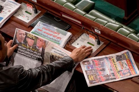 14 janvier 2014 : vote entre deux revues de presse à l'assemblée nationale constituante, les députés continuent l'examen et les votes des articles de la constitution. Jour de l'anniversaire de la Révolution, le président de l'ANC espérait terminer la constitution en ce jour souvenir, malheureusement les débats houleux retardent. 