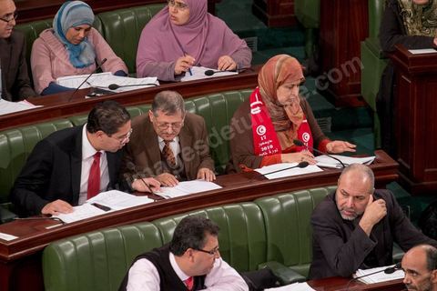 14 janvier 2014 : députés d'Ennahdha à l'assemblée nationale constituante, les députés continuent l'examen et les votes des articles de la constitution. Jour de l'anniversaire de la Révolution, le président de l'ANC espérait terminer la constitution en ce jour souvenir, malheureusement les débats houleux retardent. 