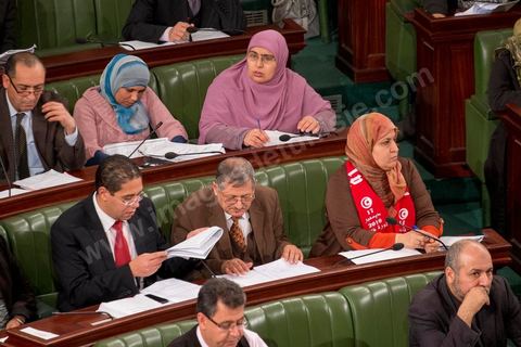 14 janvier 2014 : députés d'Ennahdha à l'assemblée nationale constituante, les députés continuent l'examen et les votes des articles de la constitution. Jour de l'anniversaire de la Révolution, le président de l'ANC espérait terminer la constitution en ce jour souvenir, malheureusement les débats houleux retardent. 