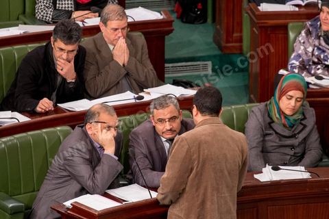 14 janvier 2014 : députés d'Ennahdha, Ameur Laryedh et Sahbi Attig en discussion avec Habib Khedher à l'assemblée nationale constituante, les députés continuent l'examen et les votes des articles de la constitution. Jour de l'anniversaire de la Révolution, le président de l'ANC espérait terminer la constitution en ce jour souvenir, malheureusement les débats houleux retardent. 