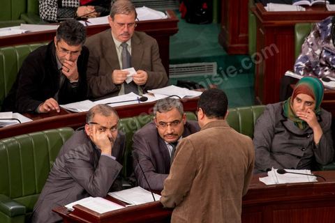 14 janvier 2014 : députés d'Ennahdha, Ameur Laryedh et Sahbi Attig en discussion avec Habib Khedher à l'assemblée nationale constituante, les députés continuent l'examen et les votes des articles de la constitution. Jour de l'anniversaire de la Révolution, le président de l'ANC espérait terminer la constitution en ce jour souvenir, malheureusement les débats houleux retardent. 