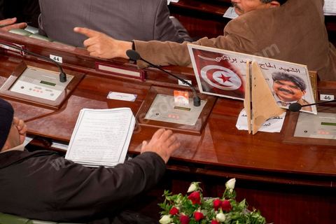 14 janvier 2014 : Le siège du député assassiné en juillet dernier Mohamed Brahmi à l'assemblée nationale constituante, les députés continuent l'examen et les votes des articles de la constitution. Jour de l'anniversaire de la Révolution, le président de l'ANC espérait terminer la constitution en ce jour souvenir, malheureusement les débats houleux retardent. 
