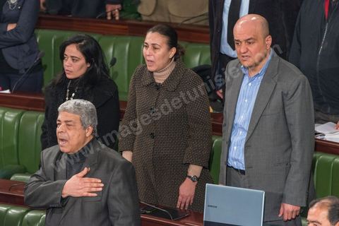 Des députés chantent l'hymne national le 14 janvier 2014 à l'occasion du 3ème anniversaire de la Révolution (de gauche à droite : Manal Kadri, Mohamed Habib Harguem, Karima Souid, Jamel Gargouri).