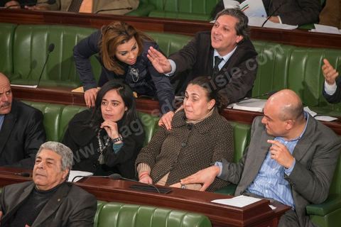 Selim Ben Abdesalem (en haut) réconforte Karima Souid pendant un incident de séance pendant les débats sur la Constitution.