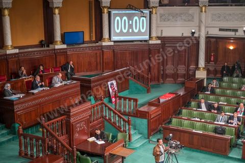 Bureau de l'Assemblée nationale constituante pendant les débats sur la Constitution. Le temps de parole accordé pour défendre leurs amendements est décompté.