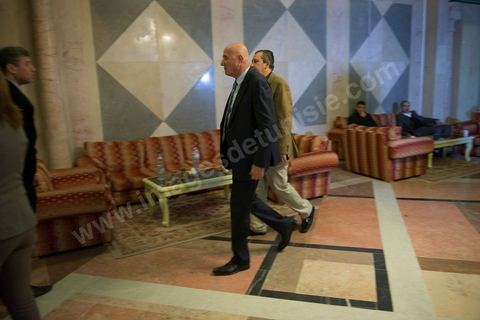 Ahmed Nejib Chebbi rejoint l'hémicycle pendant les débnats sur la Constitution.