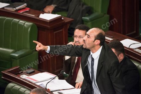 Ali Houiji (Wafa) proteste après l'adoption de l'article 73, le 20 janvier, qui accorde le droit aux Tunisiens porteurs d'une deuxième nationalité à se présenter à l'élection présidentielle. Ce vote a provoqué une vive réaction des députés nationalistes.