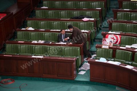 Samir ben Amor salué par Slim Ben Hmidane.  Le 20 janvier, l'Assemblée constituante a adopté l'article 73 qui accorde le droit aux Tunisiens porteurs d'une deuxième nationalité à se présenter à l'élection présidentielle. Ce vote a provoqué une vive réaction des députés nationalistes.