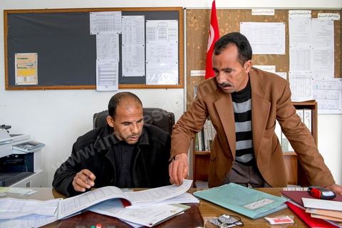17 janvier 2014 : Hamza Hamza, proviseur et le surveillant général du collège de la petite ville de Grawa dans la région de Monastir. Pour l'année 2012-2013 plus de 100 000 éléves ont quitté l'école selon le ministre de l'Education. 