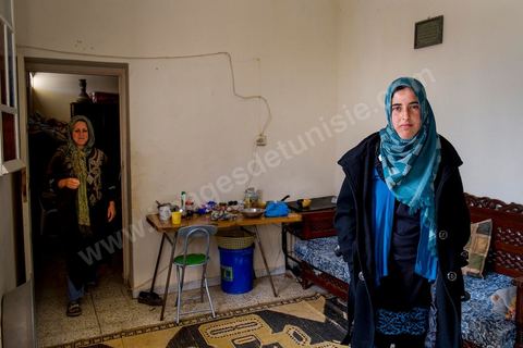17 janvier 2014 : Nadia, 16 ans en échec scolaire a quitté l'année dernière le collège dans l'espoir d'aller travailler dans un atelier de confection, mais ses parents s'y sont opposés, aujourdhui elle passe ses journées à la maison. pour l'année 2012-2013 plus de 100 000 éléves ont quitté l'école selon le ministre de l'Education. 