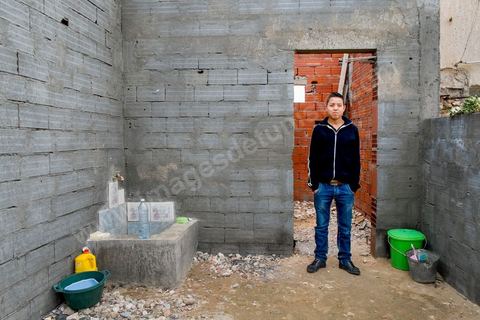 17 janvier 2014 : Walid , 17 ans a quitté le collège en échec scolaire, il s'est orienté aujourdhui vers une formation professionnelle de 6 mois dans la ferronnerie. pour l'année 2012-2013 plus de 100 000 éléves ont quitté l'école selon le ministre de l'Education. 