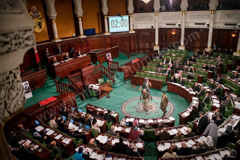 23 janvier 2014 : Ibrahim Gassas, député élu sur la liste de la Pétition populaire, proteste contre l'inscription dans l'article 6 de l'interdiction de l'appel à l'apostasie. Du 3 au 23 janvier, les députés de l'assemblée nationale constituante ont examiné, amendé et voté la Constitution article par article. Après plusierus jours très animés, les députés votent en cette soirée les dernières articles, reste plus que le vote solennel prévu le lendemain