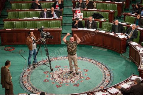 23 janvier 2014 : Ibrahim Gassas, député élu sur la liste de la Pétition populaire, proteste contre l'inscription dans l'article 6 de l'interdiction de l'appel à l'apostasie. Du 3 au 23 janvier, les députés de l'assemblée nationale constituante ont examiné, amendé et voté la Constitution article par article. Après plusierus jours très animés, les députés votent en cette soirée les dernières articles, reste plus que le vote solennel prévu le lendemain