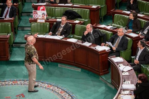 23 janvier 2014 : Ibrahim Gassas, député élu sur la liste de la Pétition populaire, proteste contre l'inscription dans l'article 6 de l'interdiction de l'appel à l'apostasie. Du 3 au 23 janvier, les députés de l'assemblée nationale constituante ont examiné, amendé et voté la Constitution article par article. Après plusierus jours très animés, les députés votent en cette soirée les dernières articles, reste plus que le vote solennel prévu le lendemain