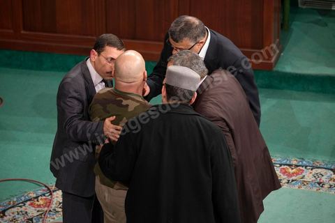 23 janvier 2014 : Ibrahim Gassas, député élu sur la liste de la Pétition populaire, proteste contre l'inscription dans l'article 6 de l'interdiction de l'appel à l'apostasie. Du 3 au 23 janvier, les députés de l'assemblée nationale constituante ont examiné, amendé et voté la Constitution article par article. Après plusierus jours très animés, les députés votent en cette soirée les dernières articles, reste plus que le vote solennel prévu le lendemain