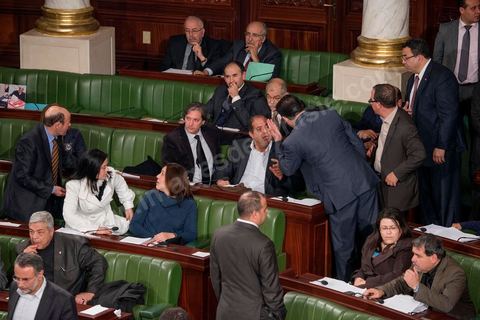 23 janvier 2014 : Des députés raisonnent Ahmed essefi, élu sur une liste communiste. Du 3 au 23 janvier, les députés de l'assemblée nationale constituante ont examiné, amendé et voté la Constitution article par article. Après plusierus jours très animés, les députés votent en cette soirée les dernières articles, reste plus que le vote solennel prévu le lendemain