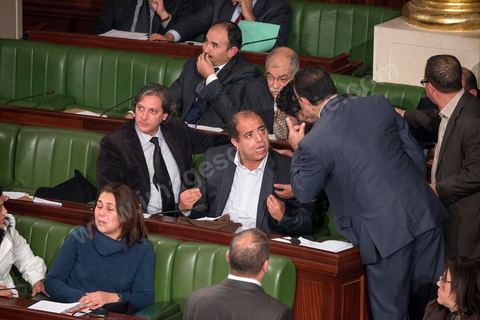23 janvier 2014 : Des députés raisonnent Ahmed essefi, élu sur une liste communiste. Du 3 au 23 janvier, les députés de l'assemblée nationale constituante ont examiné, amendé et voté la Constitution article par article. Après plusierus jours très animés, les députés votent en cette soirée les dernières articles, reste plus que le vote solennel prévu le lendemain