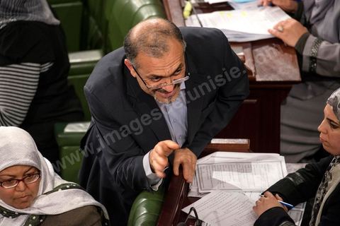 23 janvier 2014 : Ameur Laarayedh, chef du bureau politique d'Enanhdha, donne des explications aux élus de son groupe. Du 3 au 23 janvier, les députés de l'assemblée nationale constituante ont examiné, amendé et voté la Constitution article par article. Après plusierus jours très animés, les députés votent en cette soirée les dernières articles, reste plus que le vote solennel prévu le lendemain