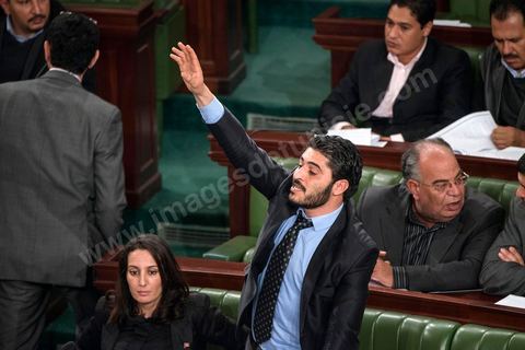 23 janvier 2014 : Intervention de Tarek Bouaziz, élu sur la liste de la Pétition populaire à Siliana. Du 3 au 23 janvier, les députés de l'assemblée nationale constituante ont examiné, amendé et voté la Constitution article par article. Après plusierus jours très animés, les députés votent en cette soirée les dernières articles, reste plus que le vote solennel prévu le lendemain
