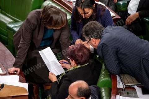 23 janvier 2014 : Mabrouka Mbarek (CPR, en haut) tente de convaincre d'autres députés de modifier l'article 62 qui limite le droit d'initiative parlementaire. Du 3 au 23 janvier, les députés de l'assemblée nationale constituante ont examiné, amendé et voté la Constitution article par article. Après plusierus jours très animés, les députés votent en cette soirée les dernières articles, reste plus que le vote solennel prévu le lendemain