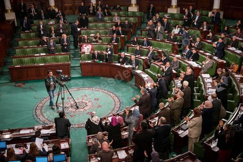23 janvier 2014 : Les élus célèbrent le vote du dernier article de la Constitution. Du 3 au 23 janvier, les députés de l'assemblée nationale constituante ont examiné, amendé et voté la Constitution article par article. Après plusierus jours très animés, les députés votent en cette soirée les dernières articles, reste plus que le vote solennel prévu le lendemain