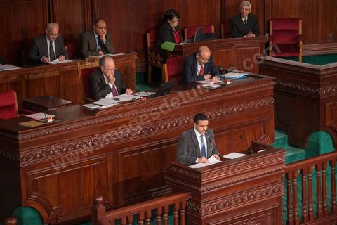 26 janvier 2014 : Habib Khedher, rapporteur de la Constitution, lit à l'assemblée l'ensemble de la constitution. L’Assemblée nationale constituante (ANC) a adopté dans la soirée de dimanche 26 janvier 2014 la nouvelle Constitution tunisienne. Les députés ont procédé au vote solennel après la première lecture des 149 articles de la loi fondamentale.  Le texte de la Constitution qui a été adopté a recueilli plus des 145 voix requis sur 217 élus (200 voix pour, 12 vox contre et 4 abstentions).