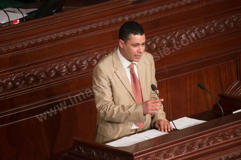26 janvier 2014 : L’Assemblée nationale constituante (ANC) a adopté dans la soirée de dimanche 26 janvier 2014 la nouvelle Constitution tunisienne. Les députés ont procédé au vote solennel après la première lecture des 149 articles de la loi fondamentale.  Le texte de la Constitution qui a été adopté a recueilli plus des 145 voix requis sur 217 élus (200 voix pour, 12 vox contre et 4 abstentions).