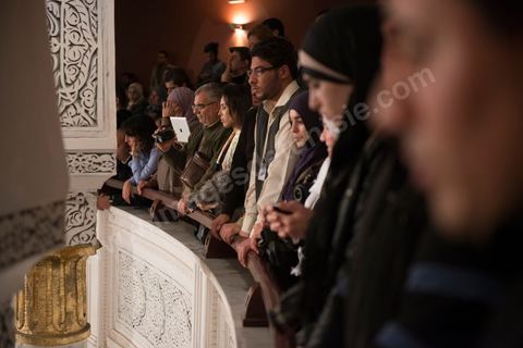 26 janvier 2014 : Public et médias très nombreux pour ce jour historique. L’Assemblée nationale constituante (ANC) a adopté dans la soirée de dimanche 26 janvier 2014 la nouvelle Constitution tunisienne. Les députés ont procédé au vote solennel après la première lecture des 149 articles de la loi fondamentale.  Le texte de la Constitution qui a été adopté a recueilli plus des 145 voix requis sur 217 élus (200 voix pour, 12 vox contre et 4 abstentions).