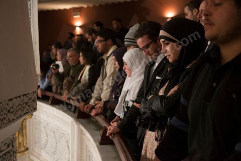 26 janvier 2014 : Public et médias très nombreux pour ce jour historique. L’Assemblée nationale constituante (ANC) a adopté dans la soirée de dimanche 26 janvier 2014 la nouvelle Constitution tunisienne. Les députés ont procédé au vote solennel après la première lecture des 149 articles de la loi fondamentale.  Le texte de la Constitution qui a été adopté a recueilli plus des 145 voix requis sur 217 élus (200 voix pour, 12 vox contre et 4 abstentions).